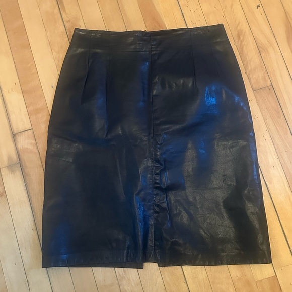 Chic Black Leather Pencil Skirt - Picture 1 of 7
